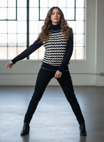 بافت یقه اسکی پاییزه کره ای ۲ رنگ سفید و آبی رنگ زمینه صورمه ای تک رنگ